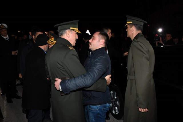 Genelkurmay Başkanı Akar, Şehit Evini Ziyaret Etti