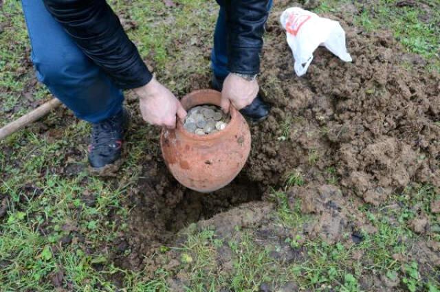 Trabzonlu Esnaf 45 Bin Lirayı Saklayacak Yer Bulamayınca Toprağa Gömdü