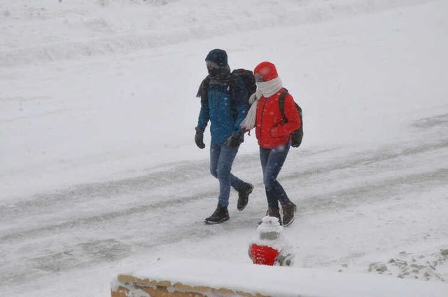 Uludağ'da Kar Esareti! Park Halindeki Araçlar Kar Altında Kaldı