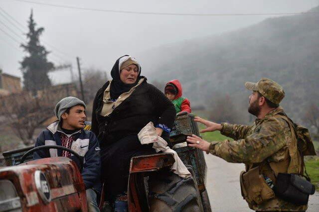 YPG'lilerden Temizlenen Şenkal'e Dönüş Yapan Siviller, Mehmetçiği Alnından Öpüp Teşekkür Etti