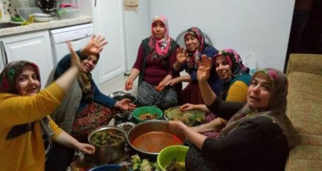 Afrin'deki Mehmetçik'e Yemek Yapıp İçlik <a class='keyword-sd' href='/oren/' title='Ören'>Ören</a> Kadınlar, Herkesi Duygulandırdı