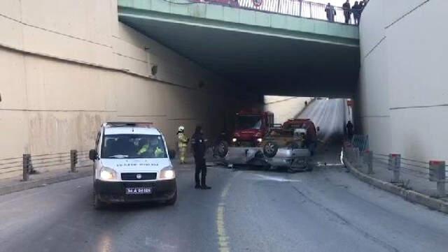 Direksiyon Hakimiyetini Kaybeden Sürücü Üst Geçitten Yola Uçtu