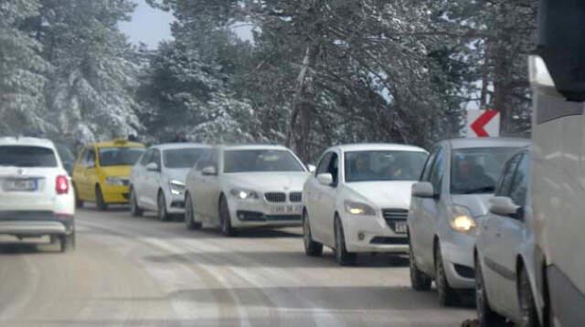 Kış Turizminin Gözdesi Uludağ'da 3 Kilometrelik Araç Kuyruğu Oluştu