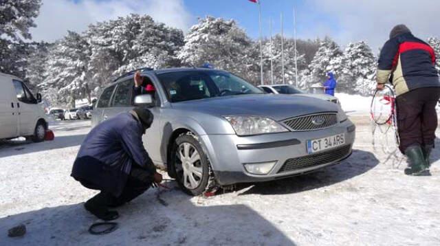 Kış Turizminin Gözdesi Uludağ'da 3 Kilometrelik Araç Kuyruğu Oluştu