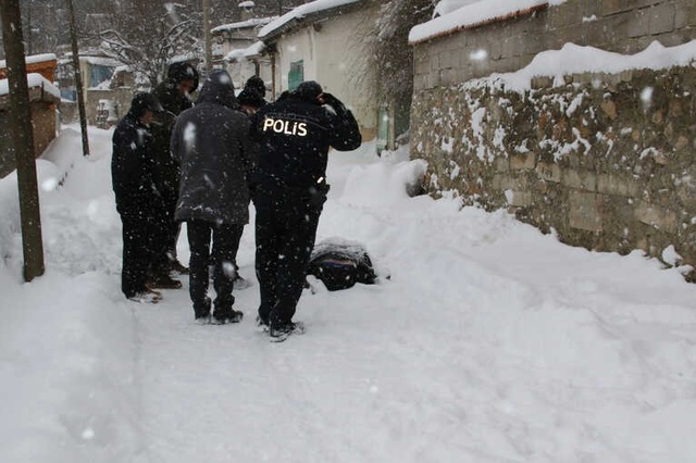 Konya'da Bir Vatandaşın Cansız Bedeni, Karla Kaplı Yolun Ortasında Bulundu