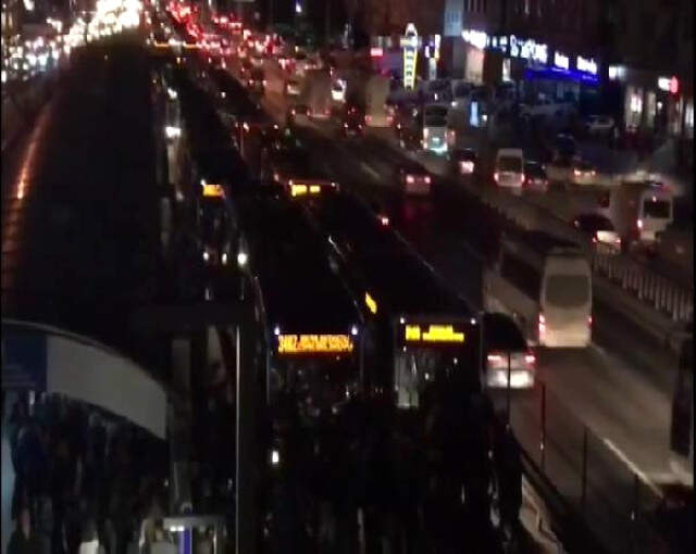 Metrobüslerin Dolu Gelmesi Yolcuları İsyan Ettirdi! Seferler Bir Süre Yapılamadı