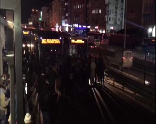 Metrobüslerin Dolu Gelmesi Yolcuları İsyan Ettirdi! Seferler Bir Süre Yapılamadı