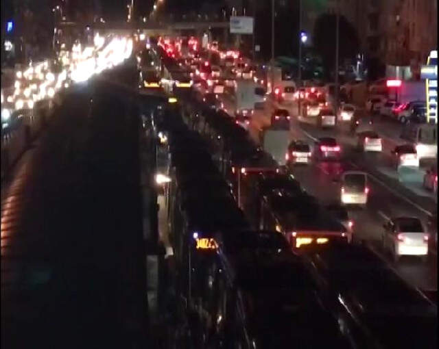 Metrobüslerin Dolu Gelmesi Yolcuları İsyan Ettirdi! Seferler Bir Süre Yapılamadı