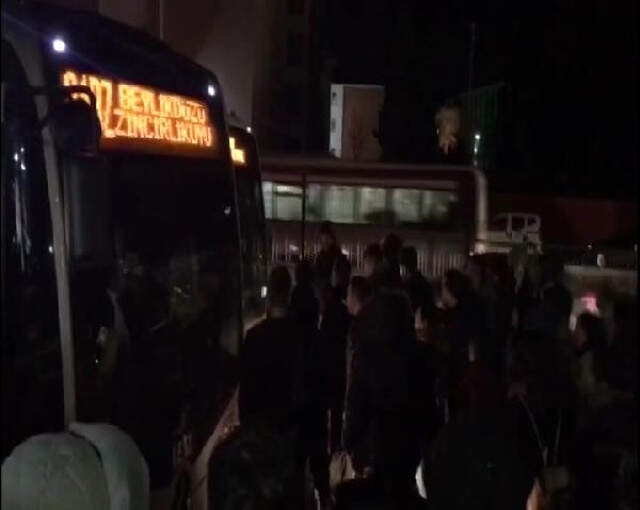 Metrobüslerin Dolu Gelmesi Yolcuları İsyan Ettirdi! Seferler Bir Süre Yapılamadı