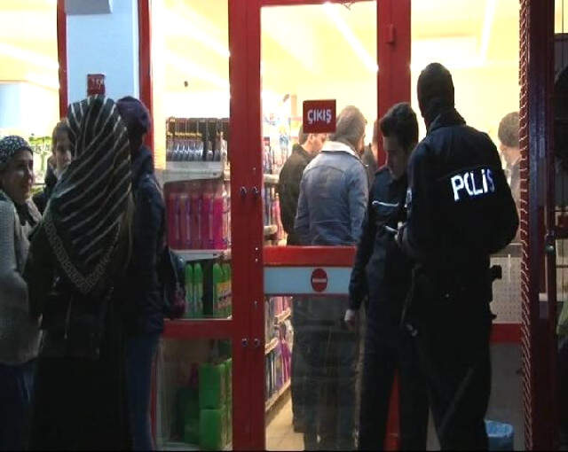 İstanbul'daki Silahlı Soygun Marketin Kameralarına Yansıdı