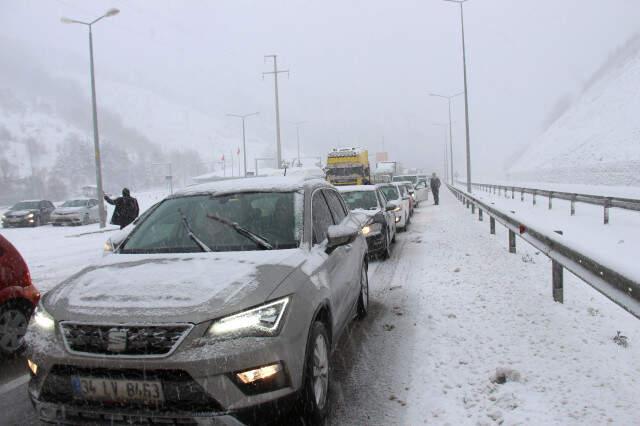 Yoğun Kar, Samsun-Ankara Yolunu Trafiğe Kapattı! Sürücüler Yolda Kaldı