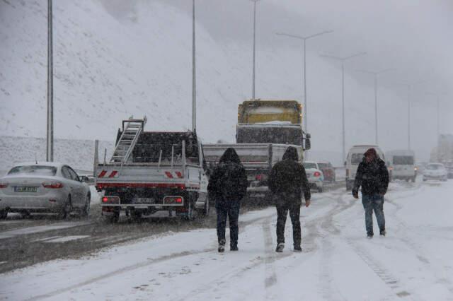 Yoğun Kar, Samsun-Ankara Yolunu Trafiğe Kapattı! Sürücüler Yolda Kaldı