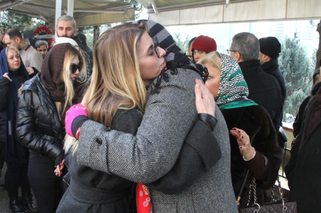 Annesinin Cenazesinde Eski Eşi Mehmet Ali Erbil'e Dil Çıkarttı