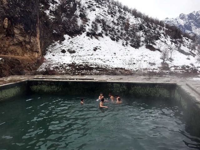 Şırnak'ta Bir Yanda Karla Mücadele, Bir Yanda Kaplıca Keyfi