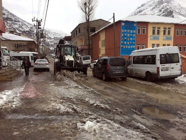 Şırnak'ta Bir Yanda Karla Mücadele, Bir Yanda Kaplıca Keyfi