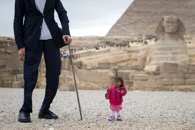 Dünyanın En Uzun Adamı ve En Kısa Kadını Piramitlerde Poz Verdi