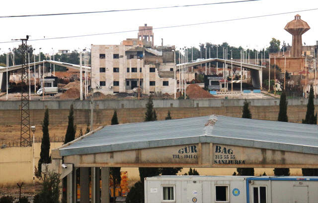 Erdoğan'ın Operasyon Sinyalinin Ardından PYD'li Teröristler Tel Abyad'da ABD Bayrağını İndirdi