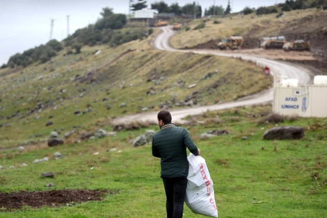Sıfır Noktasındaki Köyde Yaşayan Genç, Mehmetçik Üşümesin Diye Mevzilere Odun Taşıdı