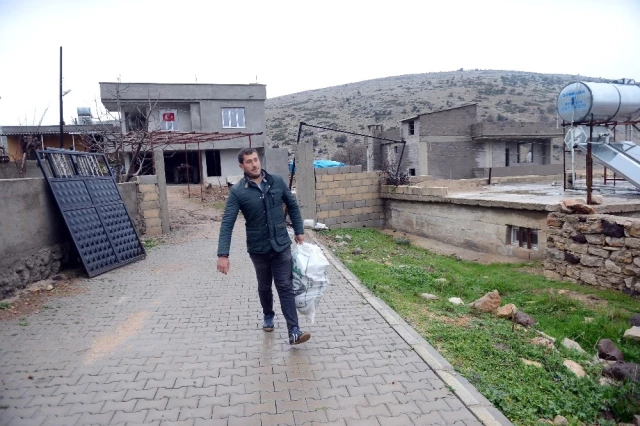 Sıfır Noktasındaki Köyde Yaşayan Genç, Mehmetçik Üşümesin Diye Mevzilere Odun Taşıdı