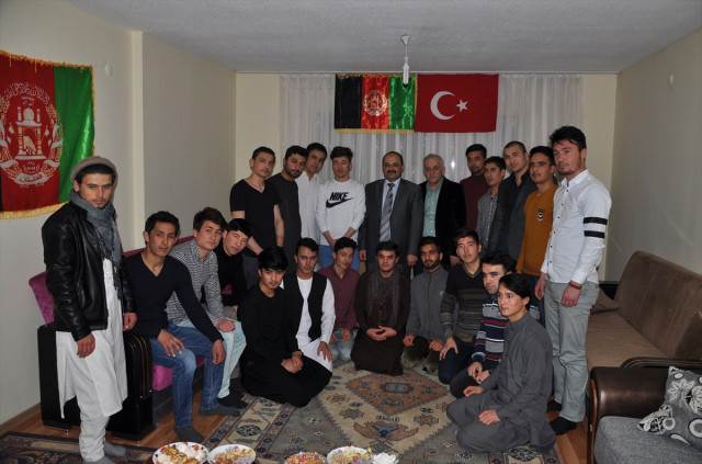 Rektörden Afgan ve Doğu Türkistanlı Öğrencilere Ev Ziyareti! Yer Sofrasında Türkistan Pilavı Yediler