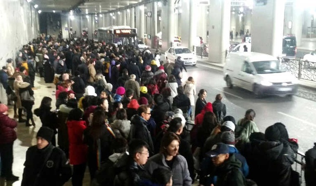 Taksim'de İnsan Seli! Alt Geçitte Otobüs Kuyruğu Oluştu