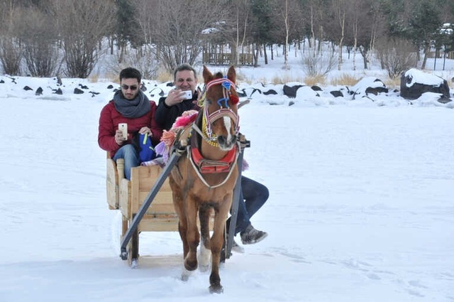 Buz Tutan Çıldır Gölü, Eşsiz Güzelliğiyle Tatilcilerin Yeni Gözdesi Oldu