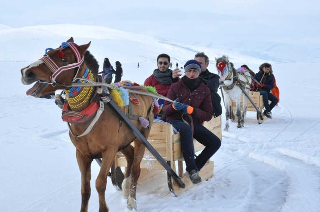 Buz Tutan Çıldır Gölü, Eşsiz Güzelliğiyle Tatilcilerin Yeni Gözdesi Oldu