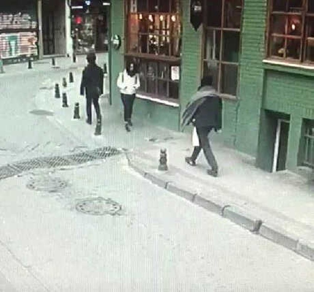 Sokak Ortasında Yürüyen Kıza Yumruklu Saldırı! Saldırı Anı Kameralara Yansıdı