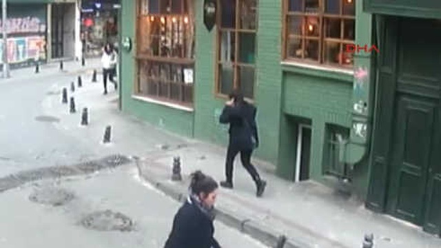 Sokak Ortasında Yürüyen Kıza Yumruklu Saldırı! Saldırı Anı Kameralara Yansıdı