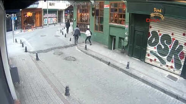Sokak Ortasında Yürüyen Kıza Yumruklu Saldırı! Saldırı Anı Kameralara Yansıdı