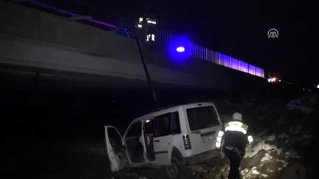 Köprüden Düşen Otomobilin Sürücüsü Yaralandı