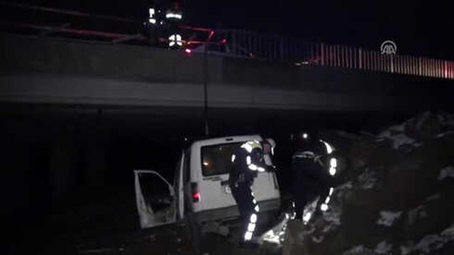 Köprüden Düşen Otomobilin Sürücüsü Yaralandı