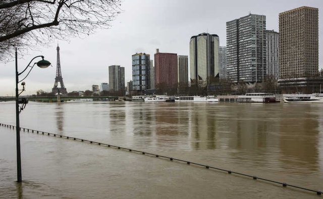 Paris'te Hayat Durdu, Şehrin Sembolü Seine Nehri Taştı