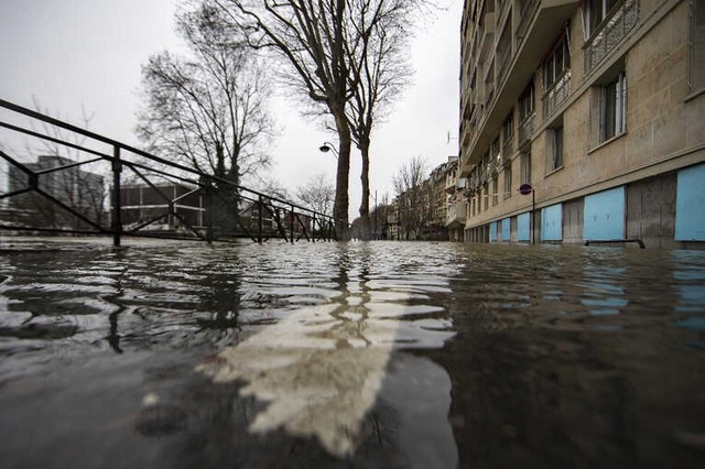 Paris'te Hayat Durdu, Şehrin Sembolü Seine Nehri Taştı