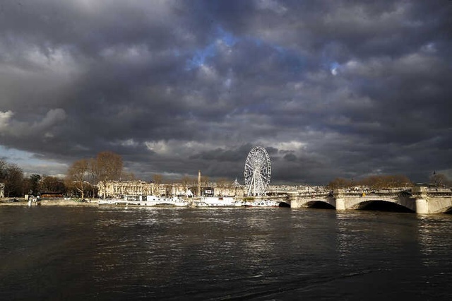 Paris'te Hayat Durdu, Şehrin Sembolü Seine Nehri Taştı