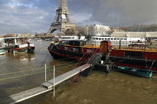 Paris'te Hayat Durdu, Şehrin Sembolü Seine Nehri Taştı