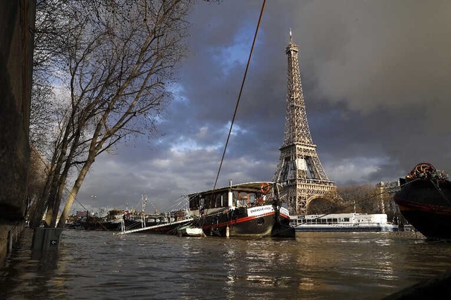 Paris'te Hayat Durdu, Şehrin Sembolü Seine Nehri Taştı