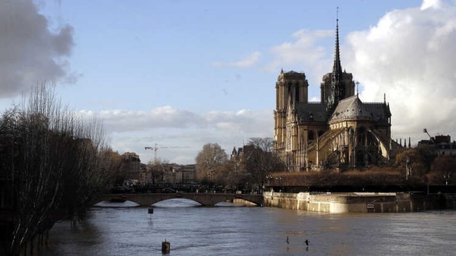 Paris'te Seine Nehri 'Taşmak Üzere'