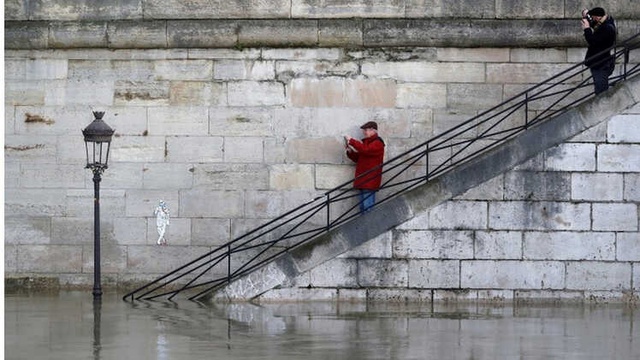 Paris'te Seine Nehri 'Taşmak Üzere'