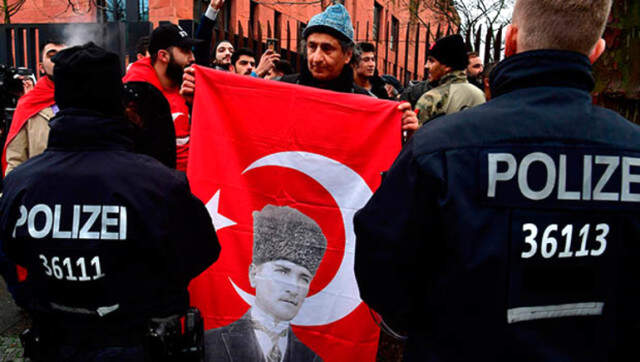 Berlin'deki Türk Büyükelçiliği Önünde Gösteri Yapan PKK Yandaşlarına, Polis Müdahale Etti