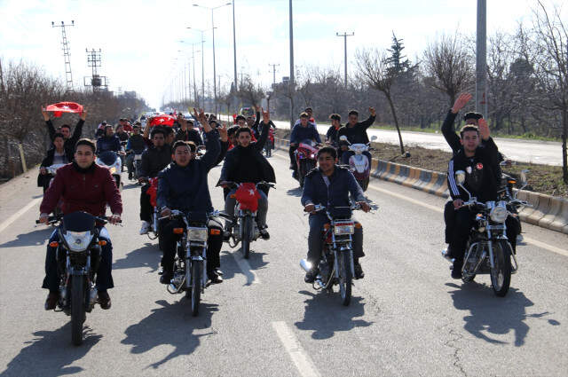 Dha Yurt;sınır Kapısında 'Burseya' Sevinci <a class='keyword-sd' href='/tsk/' title='TSK'>TSK</a> Burseya Dağı'nı Teröristlerden Temizledi, Kilis'te Büyük Coşkuyla Kutlama Yapıldı