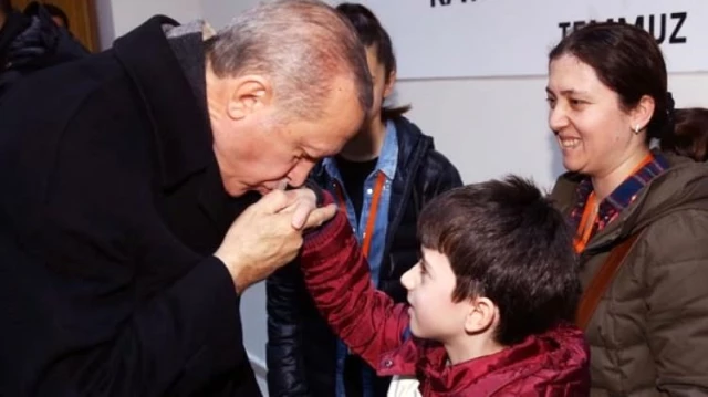 Erdoğan, Şehit Oğlunun Elini Öptü