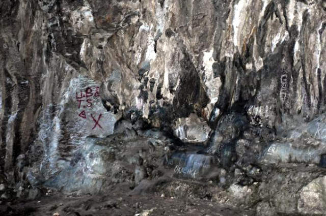 Muğla'da 12 Bin Yıllık Tarihi Mağarası Yazı Tahtasına Çevrildi Muğla'da 12 Bin Yıllık Tarihi Mağara Yazı Tahtasına Çevrildi