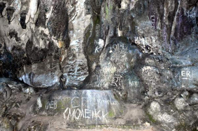 Muğla'da 12 Bin Yıllık Tarihi Mağarası Yazı Tahtasına Çevrildi Muğla'da 12 Bin Yıllık Tarihi Mağara Yazı Tahtasına Çevrildi