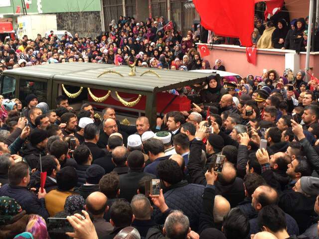 Şehit Uzman Çavuş Gümüş Son Yolculuğuna Uğurlandı (1) Afrin'de Şehit Düşen Eşinin Üniformasını Giyip Gözyaşı Döktü