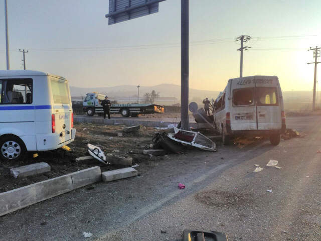 Servis Aracı Minibüsle Çarpıştı, 3 Ölü 32 Yaralı Bursa'da Feci Kaza! Servis Aracı Minibüsle Çarpıştı: 3 Ölü, 32 Yaralı