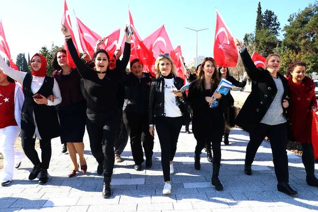 Adana'da 250 Kadın, Afrin'e Gidebilmek İçin Askerlik Şubesine Başvurdu