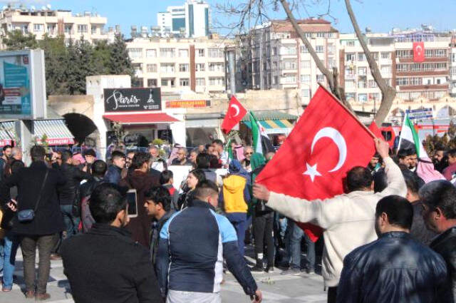 Suriyeliler, Afrin Operasyonuna Zeytin Dalları İle Destek Verdi