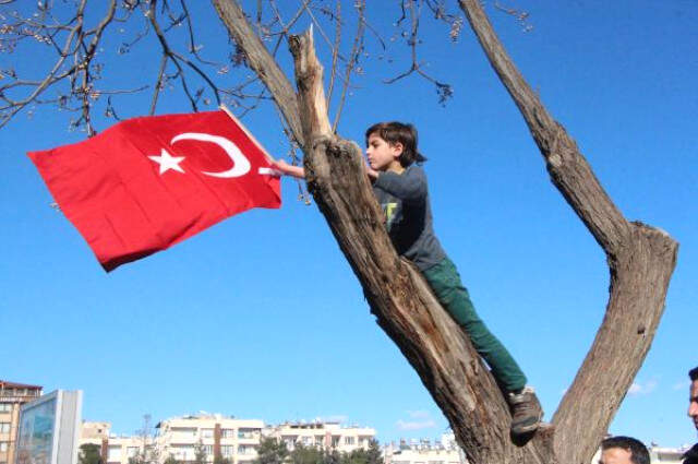 Suriyeliler, Afrin Operasyonuna Zeytin Dalları İle Destek Verdi