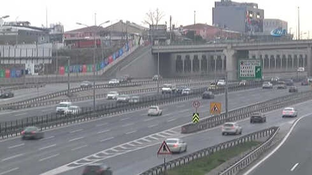 TEM'de Minibüsün Sıkıştırdığı Aracın Bariyerlere Çarptığı Anlar Kamerada
